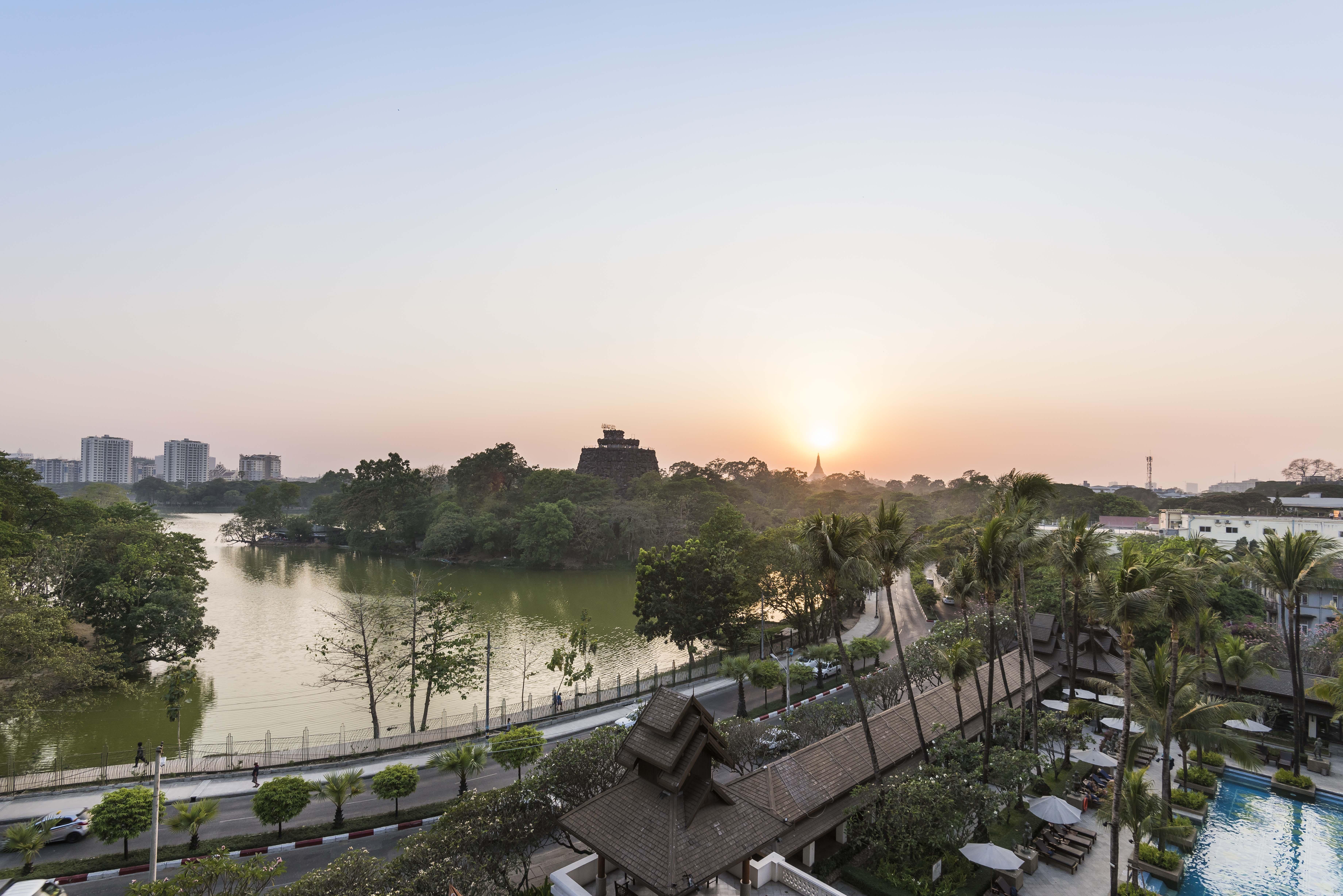 Chatrium Hotel Royal Lake Rangoon Buitenkant foto